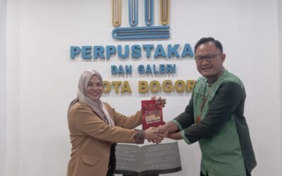 Julia Basri Serahkan Buku Apa Siapa Pegiat Literasi Nasional ke Dinas Arpusda Kota Bogor